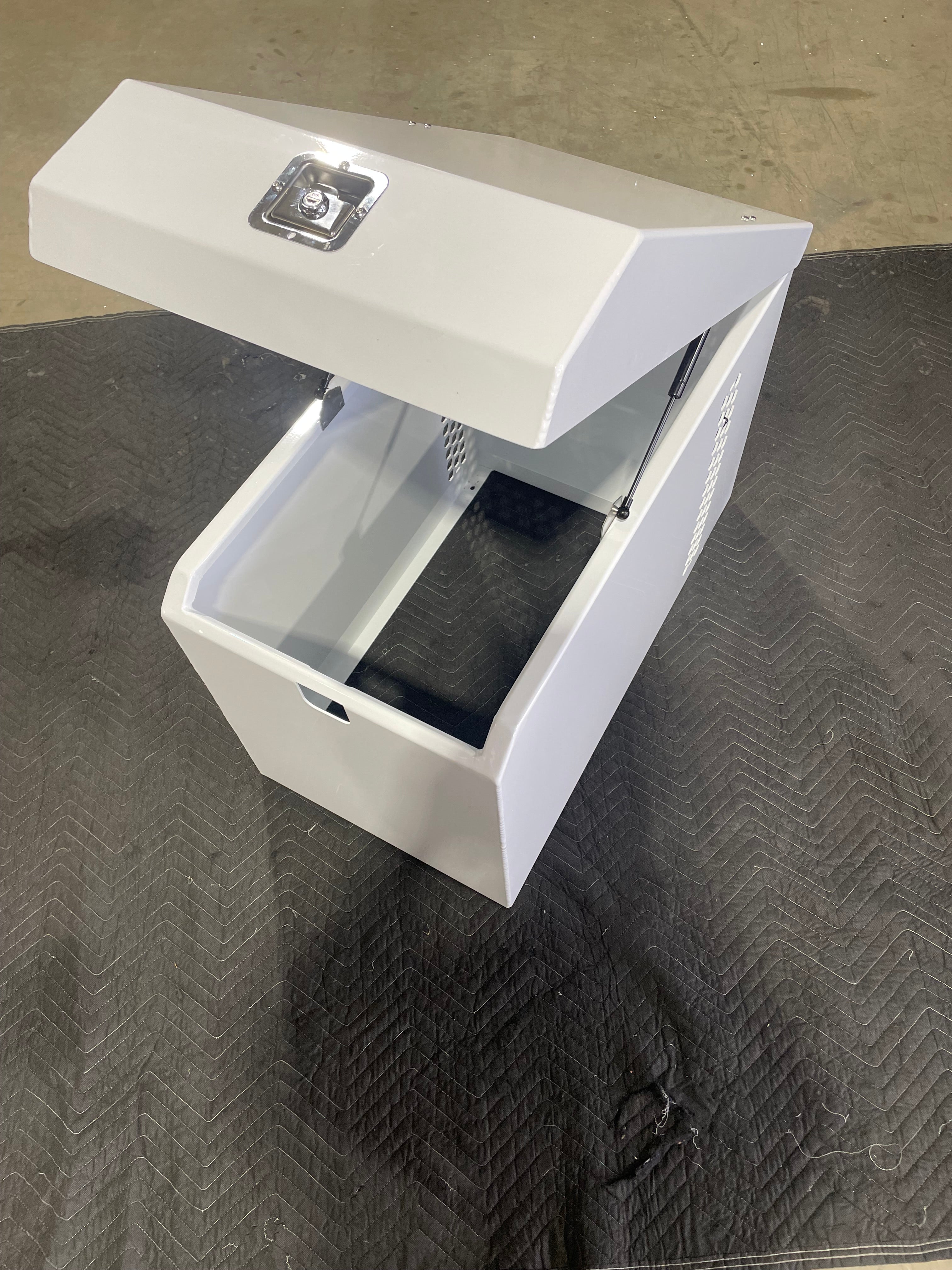 40 L Engel fridge box with room for slim battery and dc-dc Charger.